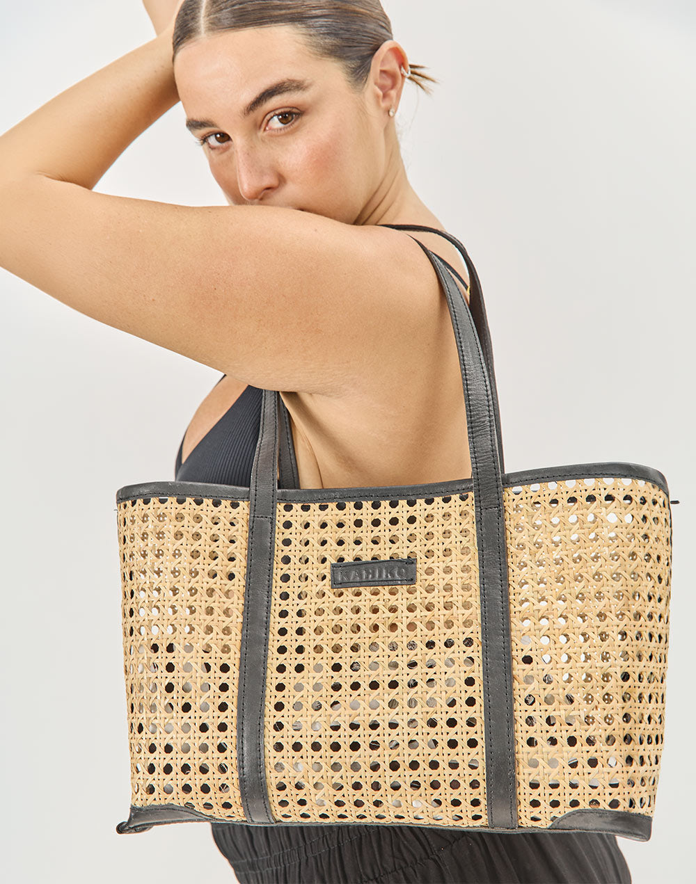 תיק מיני ראטן משולב עור שחור ROYAL