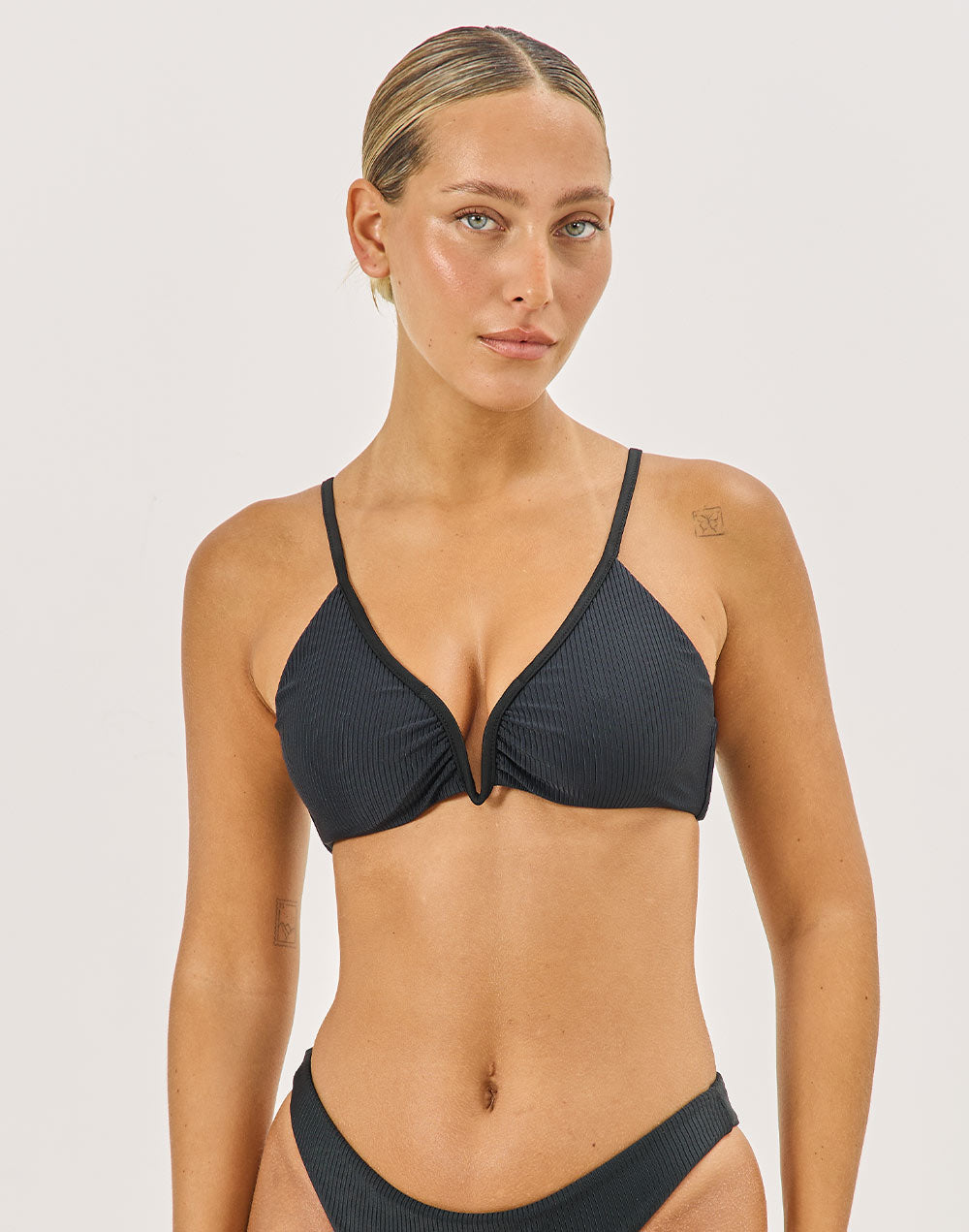 טופ ביקיני שחור V-LAND