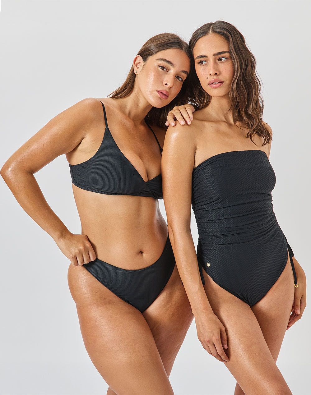 בגד ים שלם שחור זיגזג FUJI