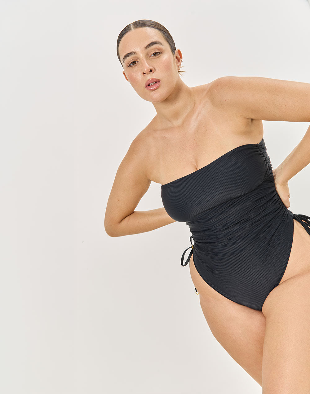 בגד ים שלם שחור FUJI