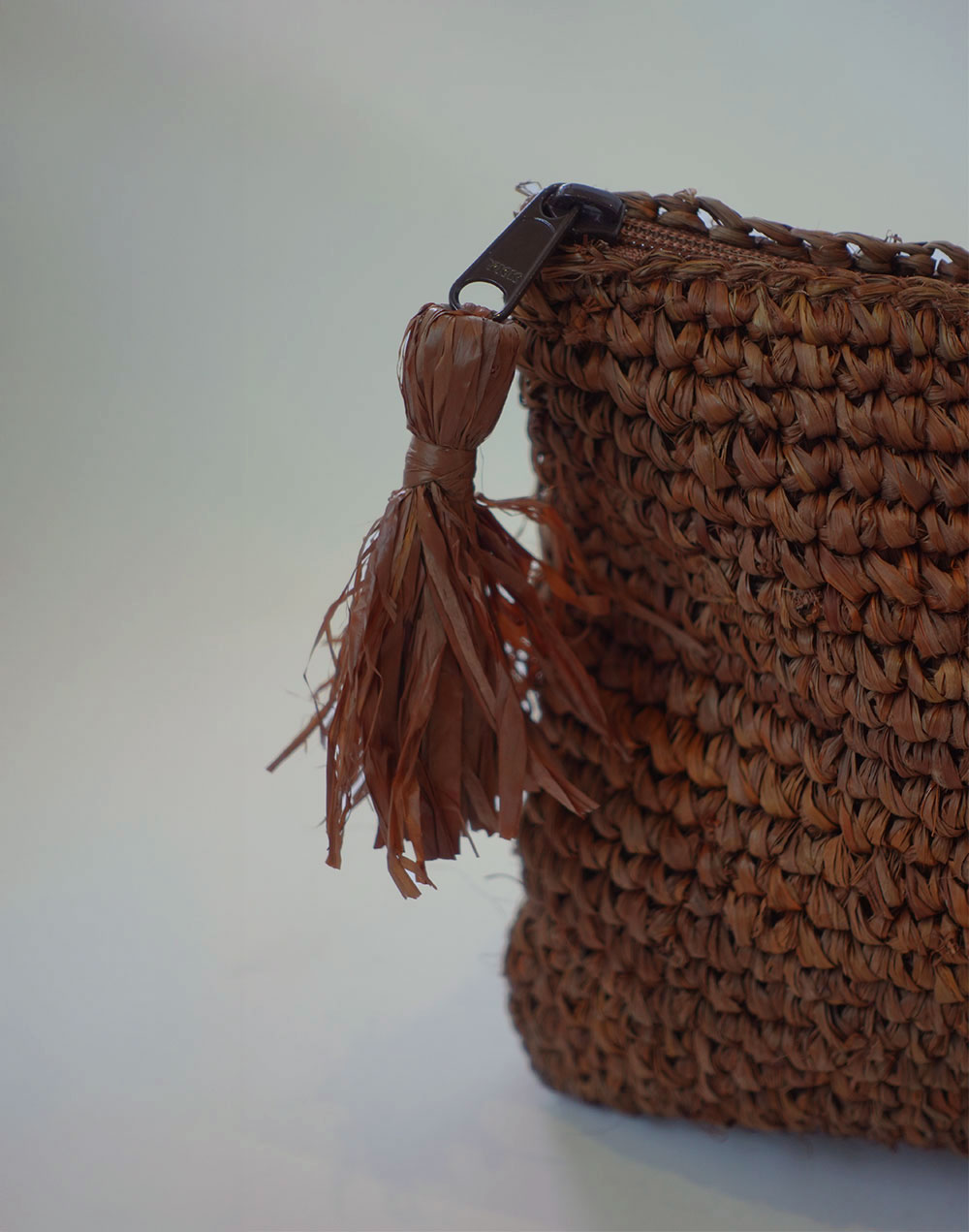 תיק יד קלאץ חום RAFFIA