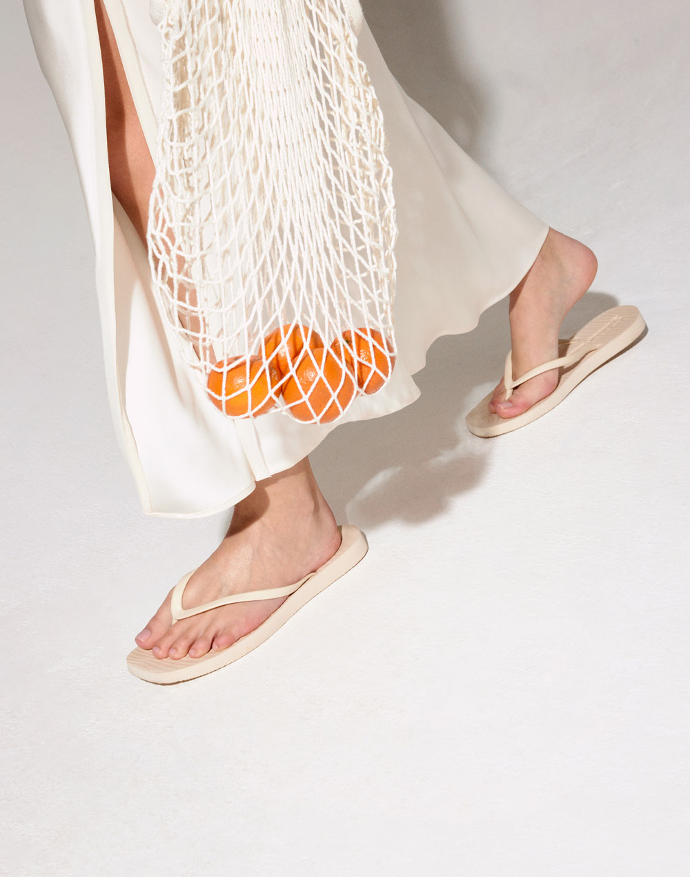 כפכפי אצבע במראה אלגנטי קרם TAPERED