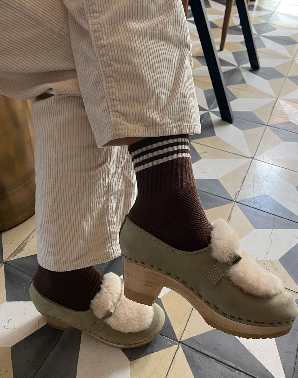 גרבי כותנה ספורטיביות חומות GIRLFRIEND