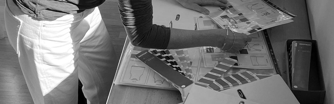 מאחורי הבדים