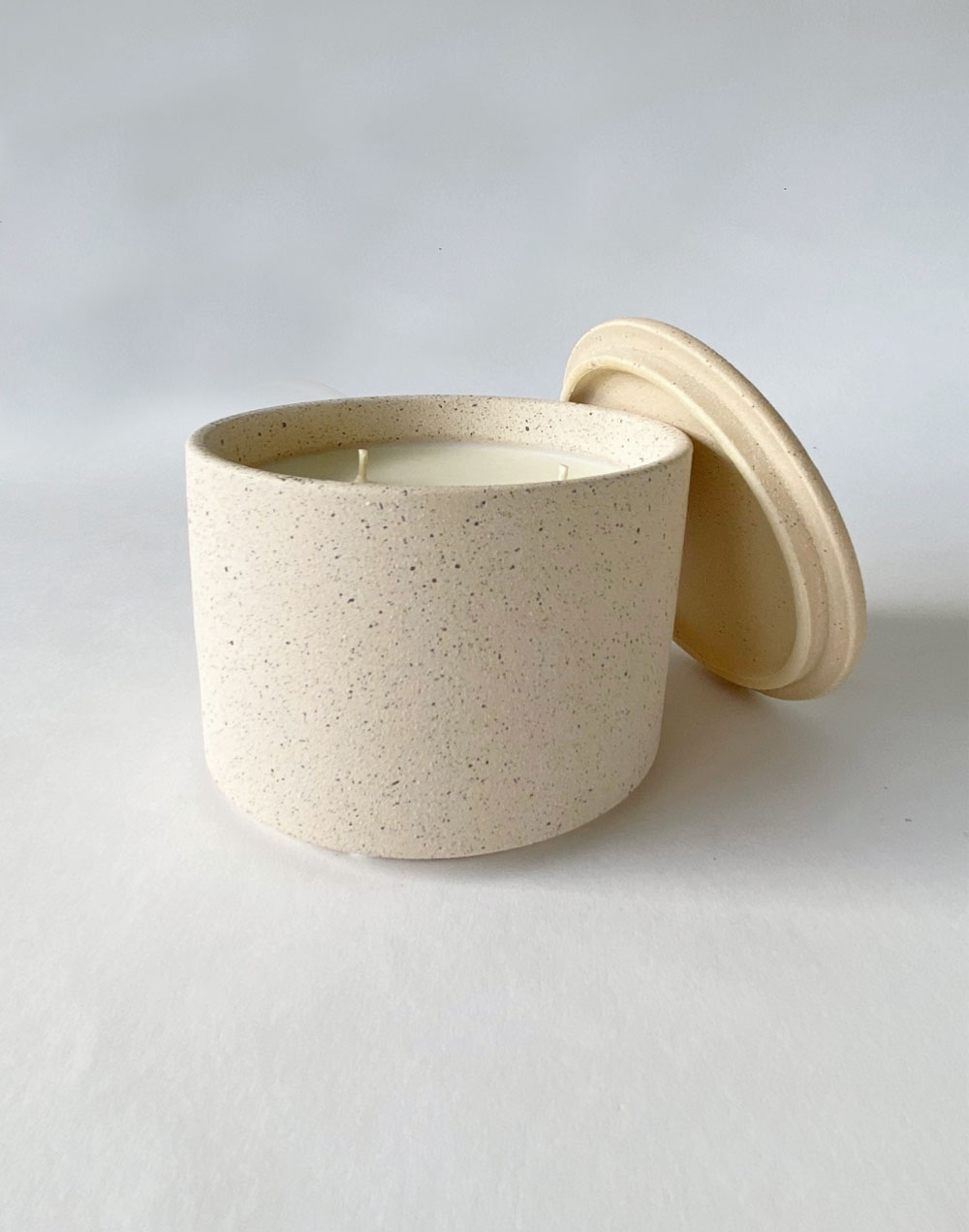 נר ריחני בכלי קרמיקה גדול בניחוח EBOONY WOOD